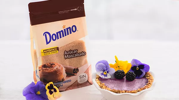 Tartas-con-zarzamoras-y-flores-comestibles