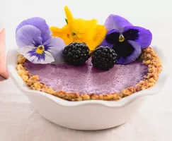 Tartas-con-zarzamoras-y-flores-comestibles