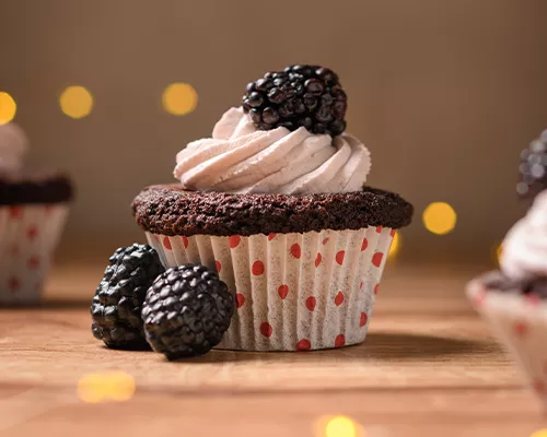 Cupcakes de chocolate rellenos de zarzamora y lavanda